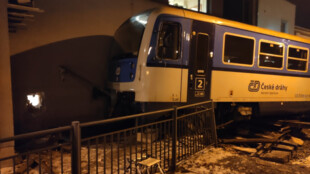 V Českém Těšíně v noci vykolejil osobní vlak po projetí zákazu
