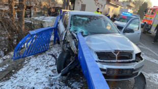 Zábradlí zachránilo vůz po nehodě před pádem z mostu ve Velkých Albrechticích na Novojičínsku