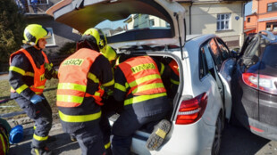 VIDEO: Po střetu dvou aut v Ostravě museli hasiči zraněnou ženu dostat ven přes kufr