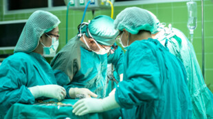 Lékaři v Opavě vyoperovali malé dívce z žaludku velký chomáč vlasů