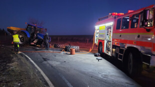 Na Bruntálsku se ráno srazilo osobní auto s traktorem, hasiči museli vyprostit mladou ženu