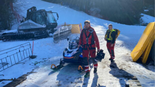 Na Bílé zemřel 40letý snowboardista, podle policie narazil do stromu, neměl přilbu