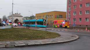 Chodce v Ostravě srazilo auto na tramvajovém pásu, zřejmě se nerozhlédl