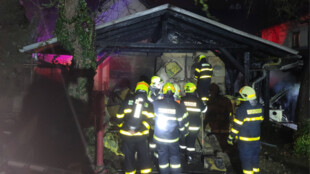 V Závadě na Opavsku hořela kůlna, dva lidé se zranili. Plameny ohrožovaly sousední penzion
