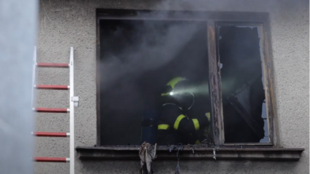 VIDEO: Hasiči zasahovali u požáru podkroví domu v Dolním Žukově, škoda za 450 tisíc
