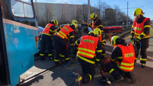 VIDEO: V Ostravě-Jihu se srazila tramvaj s osobním autem, hasiči museli vyprostit řidičku