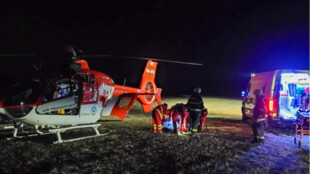 Noční výbuch kotle a následný požár bytu v Rýmařově, vrtulník transportoval vážně zraněného muže