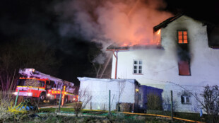 Při nočním požáru domu se vážně popálila 61letá žena, zásah komplikoval nepřístupný terén