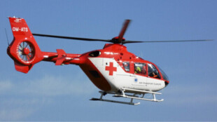 Muž spadl ze střechy na Opavsku, do nemocnice ho transportoval vrtulník