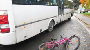 Silně opilý cyklista v Opavě naboural do autobusu, pak pěstí napadl policistu