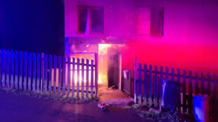Muž zapálil dům se spící rodinou v Orlové a zastřelil se