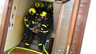 Hasiči a policisté zachránili muže z hořícího bytu v Ostravě