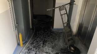 V ostravském bytě vzplála elektrokoloběžka, hasiči museli evakuovat 33 lidí