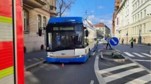 Cyklistku v centru Ostravy srazil trolejbus, žena zůstala zaklíněna pod vozem a silně krvácela