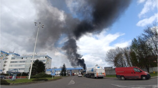 Výbuch v areálu BorsodChem v Ostravě, tmavý kouř zahalil vzduch, jeden zraněný