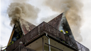 Požár chaty v Palkovicích způsobil škodu za 2 miliony, vrtulník transportoval popálenou ženu