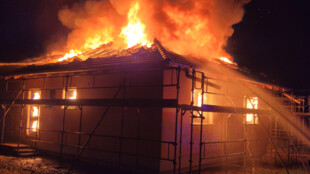 Noční požár rodinného domu na Opavsku, škoda za 4 miliony korun