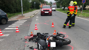 Kolize motorky a auta v Ostravě-Hrabové, motorkář se zranil, policie hledá svědky