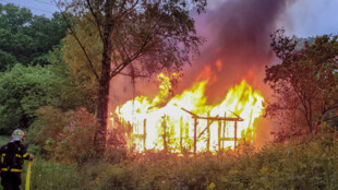 Dvě chaty v plamenech ve stejnou dobu, hasiči zasahovali v Beskydech a v Ostravě-Svinově