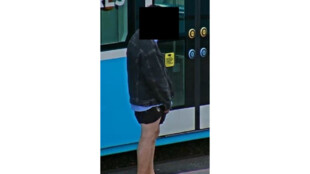 VIDEO: Muž masturboval na zastávce tramvaje, pátrá po něm policie