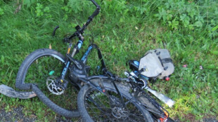 Dva chlapci na terénních kolech se vážně zranili, jeden rozbil přilbu o strom, pomáhal i vrtulník