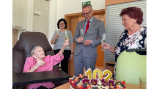 Paní Aloisie oslavila 102. narozeniny. V Karvinském domově je nestarší klientkou