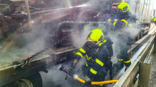 Na dálnici D56 u Sviadnova hořel přívěs s vrtacím strojem