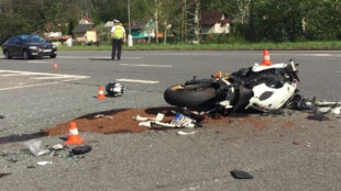 U Hynčic na Novojičínsku zemřel po srážce s osobním autem 58letý motorkář