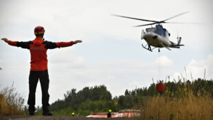 Hasiči v Ostravě nacvičovali plnění bambivaku vrtulníku z velkoobjemových nádrží na vodu