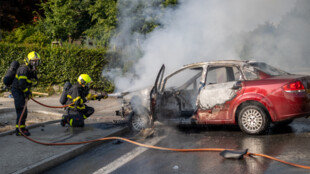 Motorka i osobní auto začaly po srážce v Třanovicích hořet