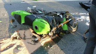 Nehoda, při které se po nárazu do traktoru smrtelně zranil motorkář, uzavřela silnici u přehrady Šance