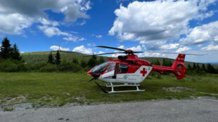 Starší muž uklouzl v údolí Bílé Opavy, doktor se k němu musel slanit z vrtulníku