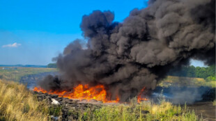 Ve Frýdku-Místku hořela skládka pneumatik, hustý tmavý kouř byl vidět stovky metrů daleko
