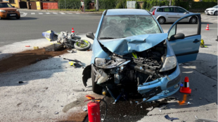 V Opavě se srazilo osobní auto s motorkářem, muž na motorce se těžce zranil