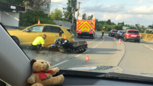 Při nehodě s osobním autem se v Albrechticích zranil motorkář