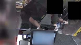VIDEO: Ztracený balíček zlata v obchodě si přivlastnila žena s mužem, pátrá po nich policie