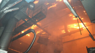 Kvůli nočnímu požáru haly v Bruntálu bylo evakuováno 12 lidí
