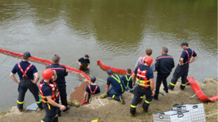 V řece Odře uhynuly ryby, hasiči postavili nornou stěnu