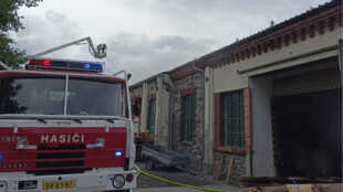 Požár pily v Ludvíkově na Bruntálsku hasilo sedm jednotek