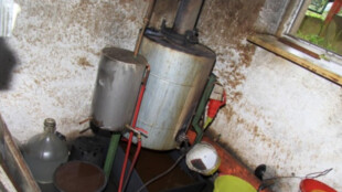 Opilému muži v Jablunkově vybuchla nelegální palírna, načerno odebíral i vodu