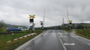 Řidič na Bruntálsku urazil závoru železničního přejezdu a ujel