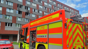 Hasiči zachránili ženu při požáru hotelového domu v Ostravě, pět lidí vyvedli do bezpečí v maskách