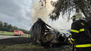 V Klokočově hořelo na tamní farmě, hasiči museli rozebrat střechu