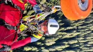 Do údolí Bílé Opavy se k turistce se zdravotními potížemi lékař spustil na laně z vrtulníku