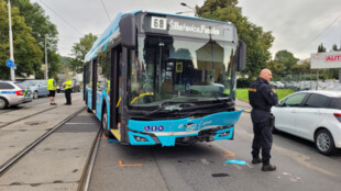 Osm zraněných po srážce autobusu a osobního vozidla v Ostravě