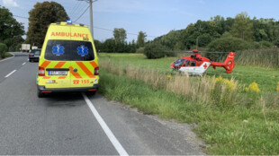 Nezletilý chlapec vběhl pod rozjetý automobil na silnici v Hrádku, zasahoval vrtulník