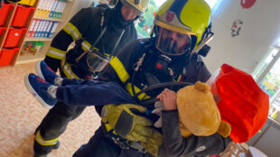 Předškoláci z Bílovce zažili požární cvičení s evakuací, hasiči jim pak ukázali i techniku