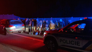 Policisté zastavili 16 migrantů v osobním autě, ve vlacích objevili dalších pět