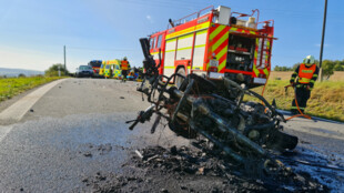 U Pohořílek zemřel motocyklista, jeho stroj po střetu s osobním autem shořel