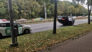 VIDEO: Náraz do betonového zátarasu otočil auto v Ostravě na střechu